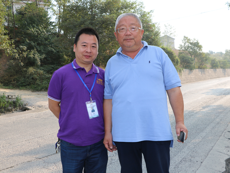 鉆牛角尖董事長秦維先生與旅游協會會長合影