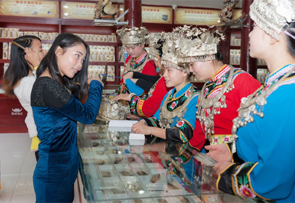 鉆牛角尖工藝品發展有限公司,張家界牛角梳,鉆牛角尖,張家界牛角制品,翠翠閣
