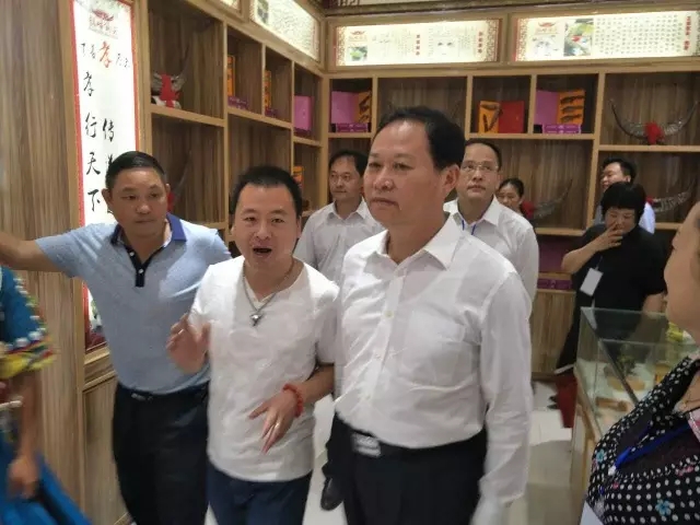 鉆牛角尖工藝品發展有限公司,張家界牛角梳,鉆牛角尖,張家界牛角制品,翠翠閣